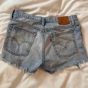 URBAN OUTFITTERS- LEVI HIGH WAISTED DEMIN SHORTS